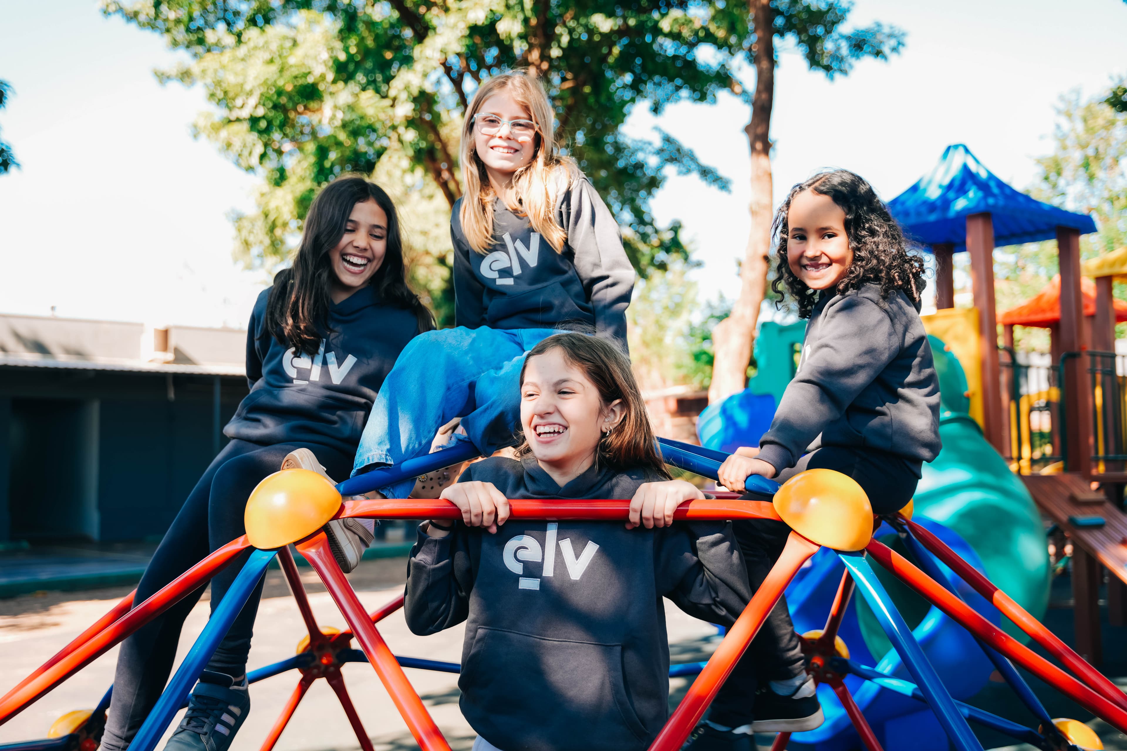 Seu filho aprende mais quando faz do que quando ouve — e a ciência explica por quê